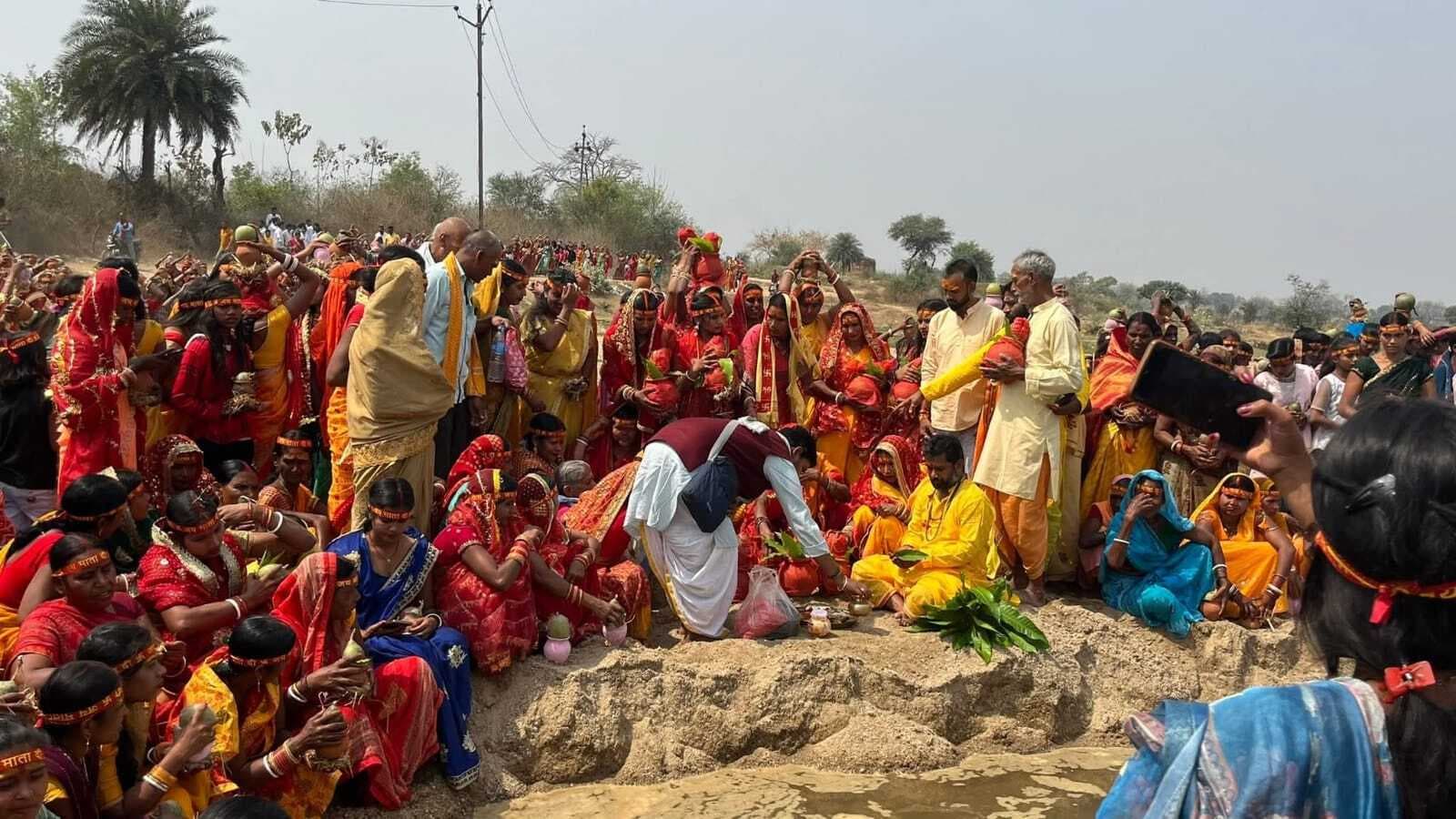 श्रीश्री 1008 महाविष्णु यज्ञ को लेकर निकाली गयी कलश शोभायात्रा