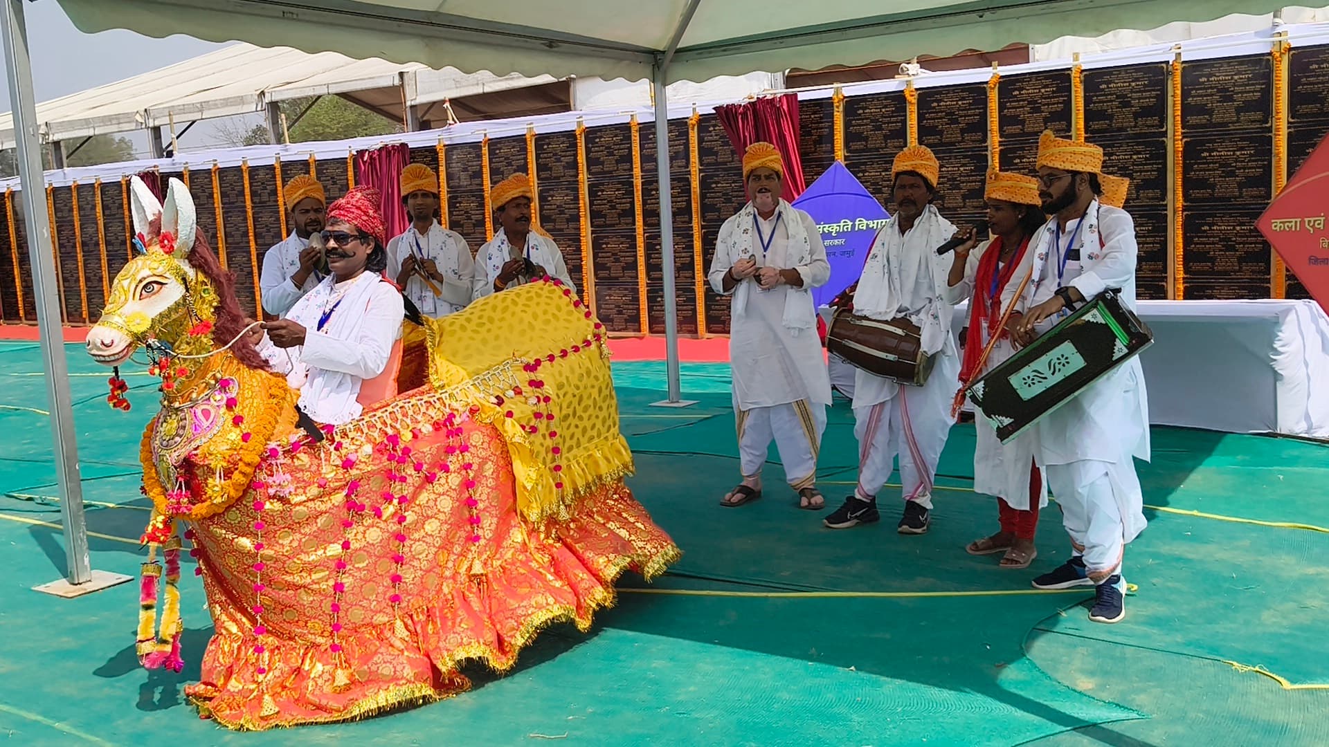 समृद्धि यात्रा में कला जत्था का काठघोड़वा बना आकर्षण का केंद्र