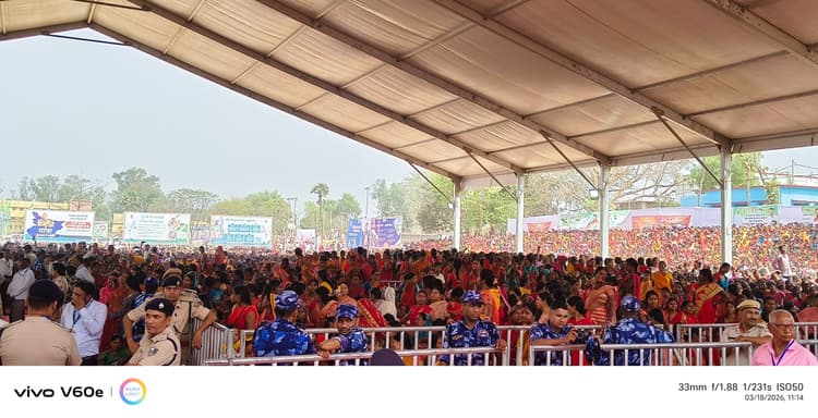 मुख्यमंत्री की एक झलक पाने के लिए तत्पर थे लोग