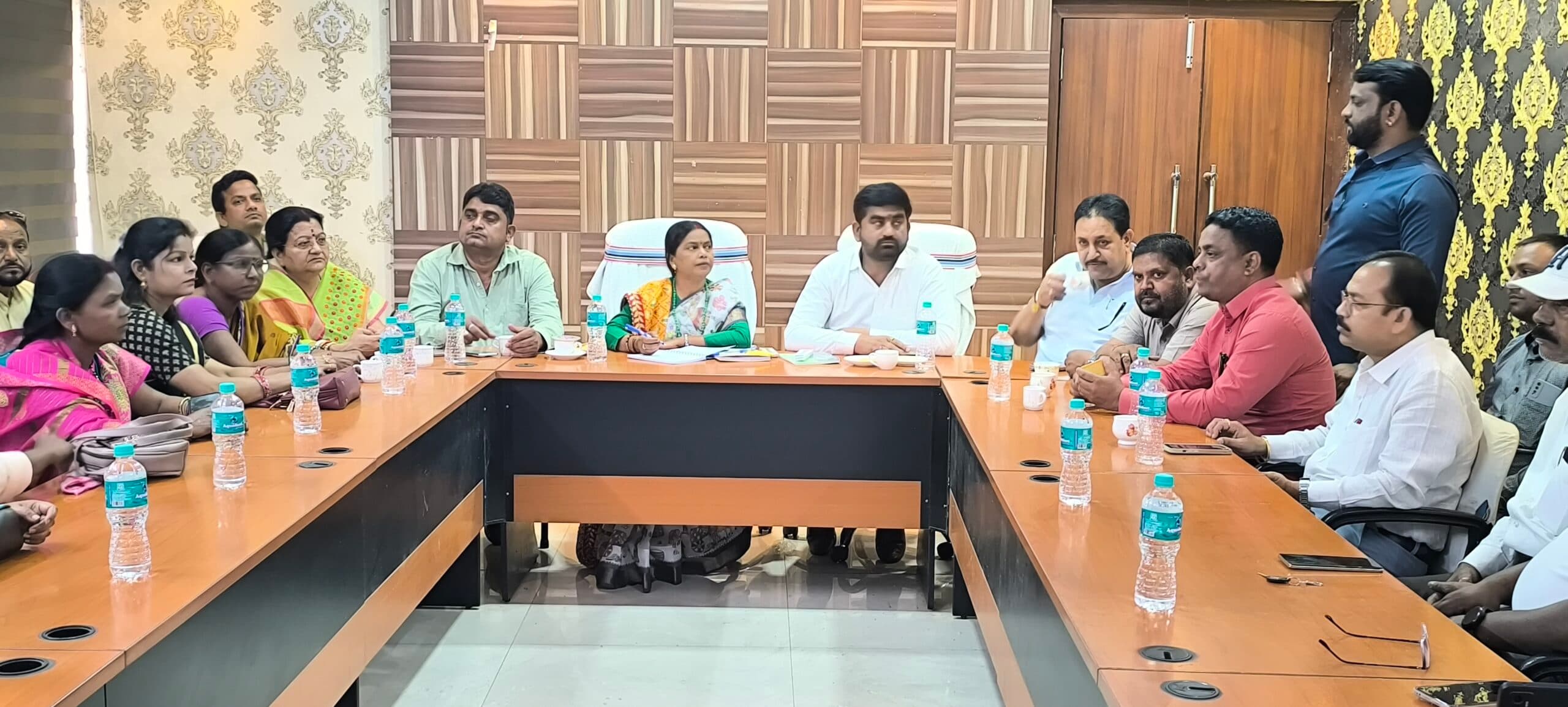 Giridih News :त्योहारों में जलापूर्ति, साफ-सफाई व प्रकाश व्यवस्था दुरुस्त रखें : मेयर