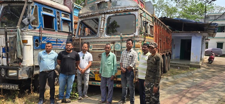 Chaibasa News : फर्जी नंबर प्लेट लगे ट्रक से  "8 लाख की लकड़ी जब्त