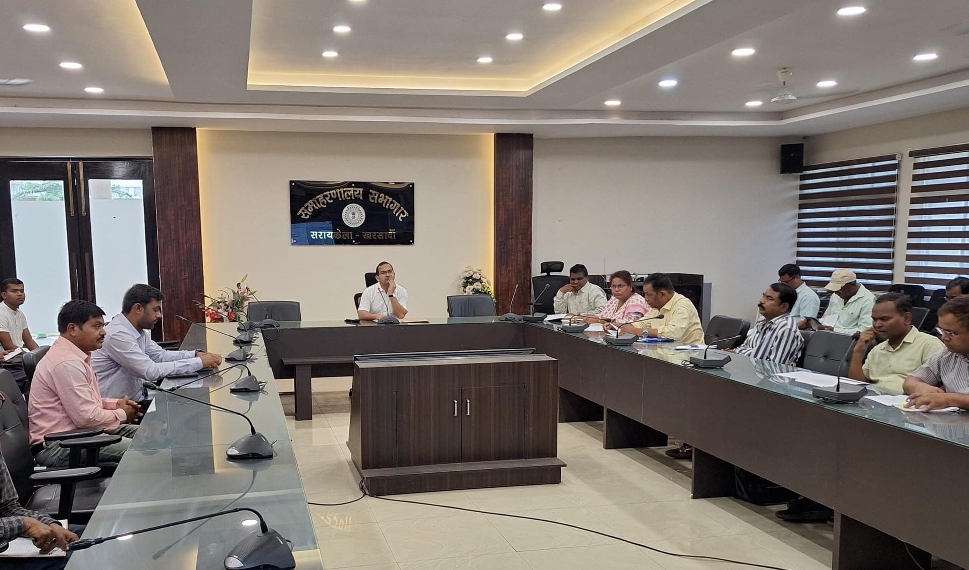 Seraikela Kharsawan News : बैठक में नदारद लैंपस प्रभारियों का वेतन कटा