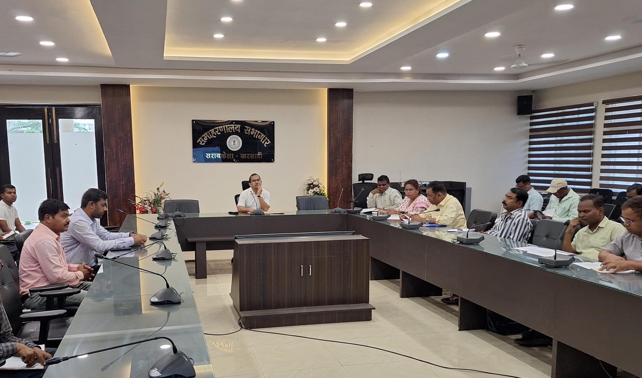 Seraikela Kharsawan News : बैठक में नदारद लैंपस प्रभारियों का वेतन कटा