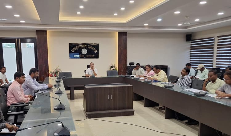 Seraikela Kharsawan News : बैठक में नदारद लैंपस प्रभारियों का वेतन कटा