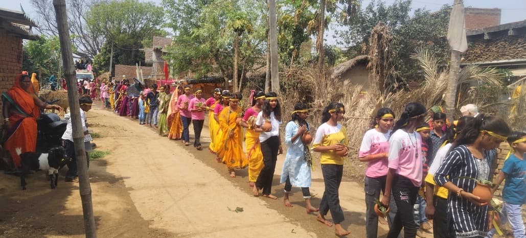 पोड़ैयाहाट में रामकथा को लेकर निकाली गयी कलश शोभा यात्रा