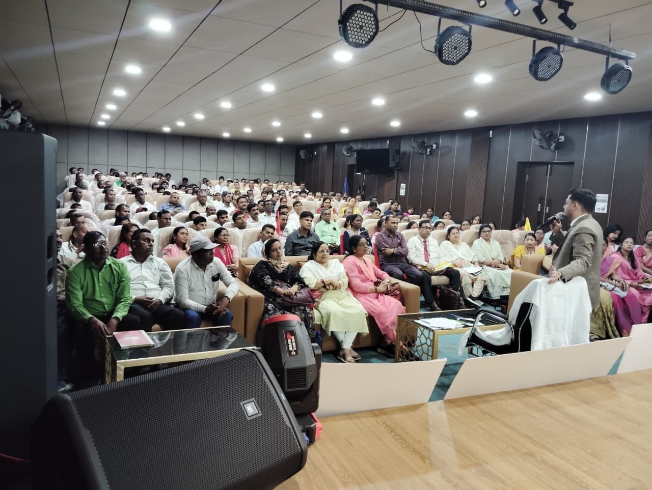 Dhanbad News: किताबी ज्ञान ही नहीं, बच्चों का व्यक्तित्व विकास भी जरूरी : डीसी