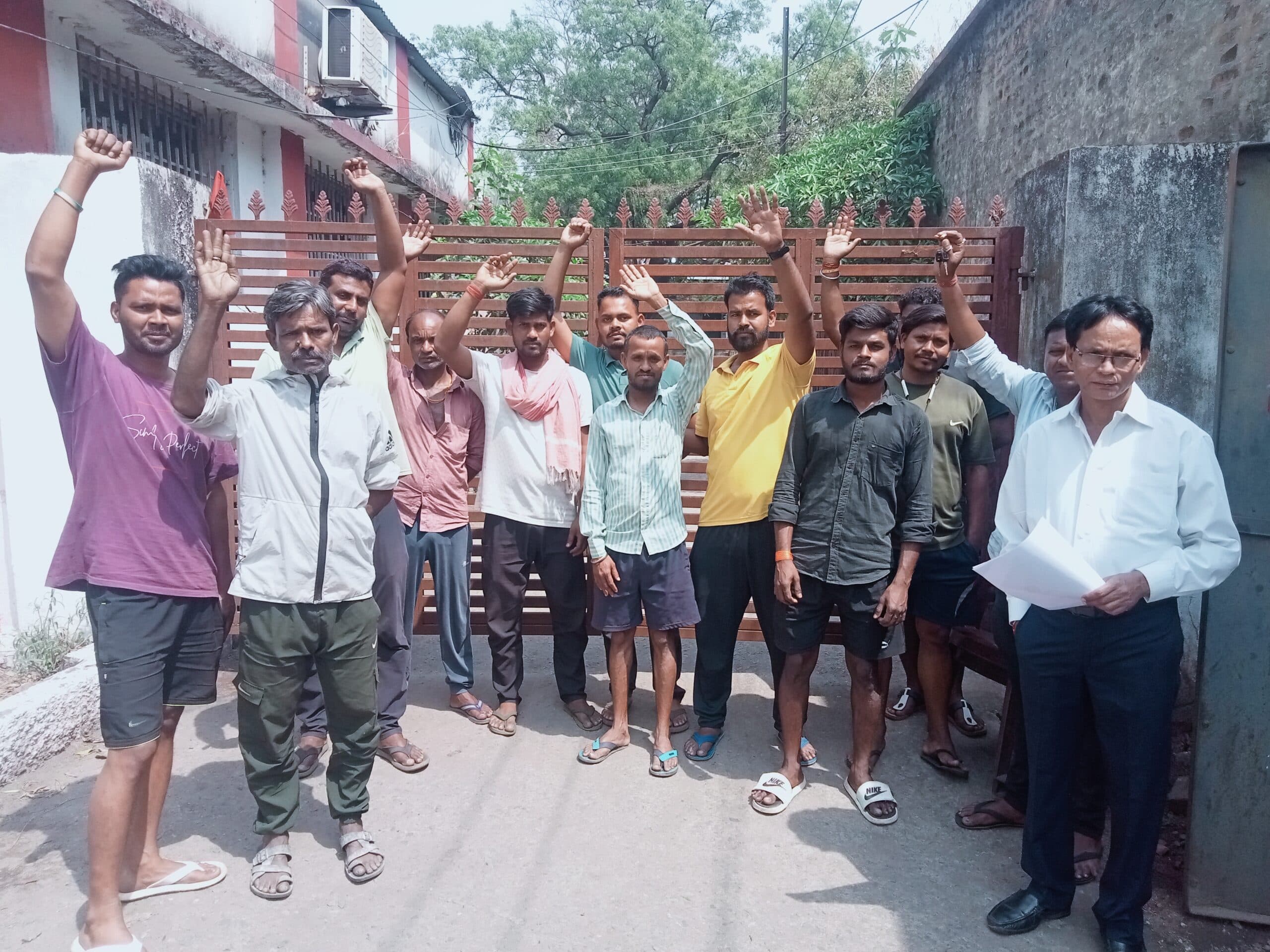 Dhanbad News: बिजली गुल रहने से नाराज लोगों ने कोलियरी कार्यालय में जड़ा ताला