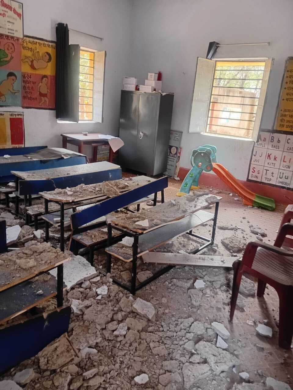 Dhanbad News: आंगनबाड़ी केंद्र की छत का प्लास्टर गिरा, हादसा टला