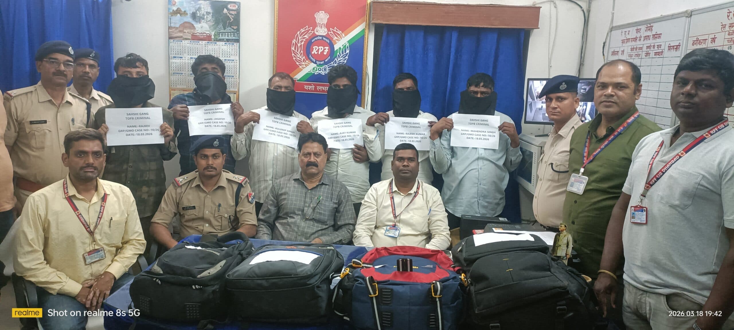 Dhanbad News: ट्रेनों में चोरी करने वाले ‘सहसी गैंग’ का भंडाफोड़, ससुर-दामाद समेत छह गिरफ्तार