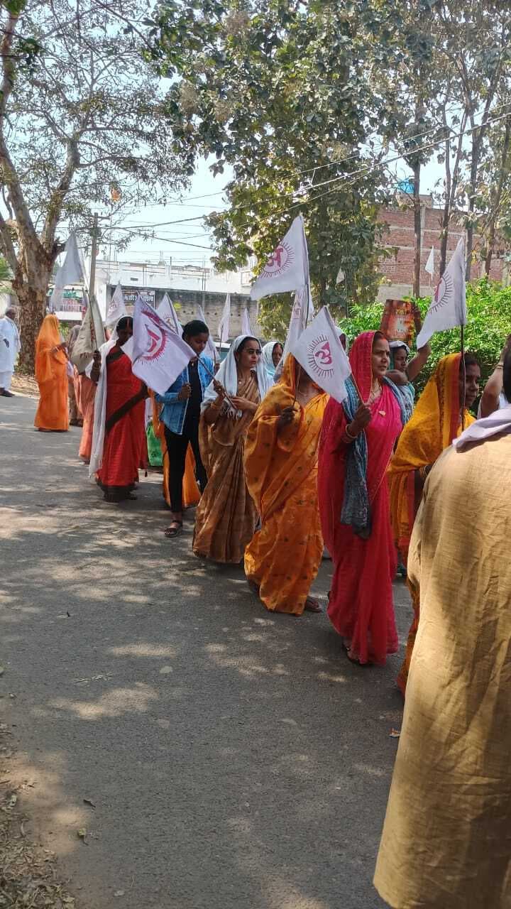 विश्व शांति के लिए निकाली गयी स्वर्वेद शोभायात्रा