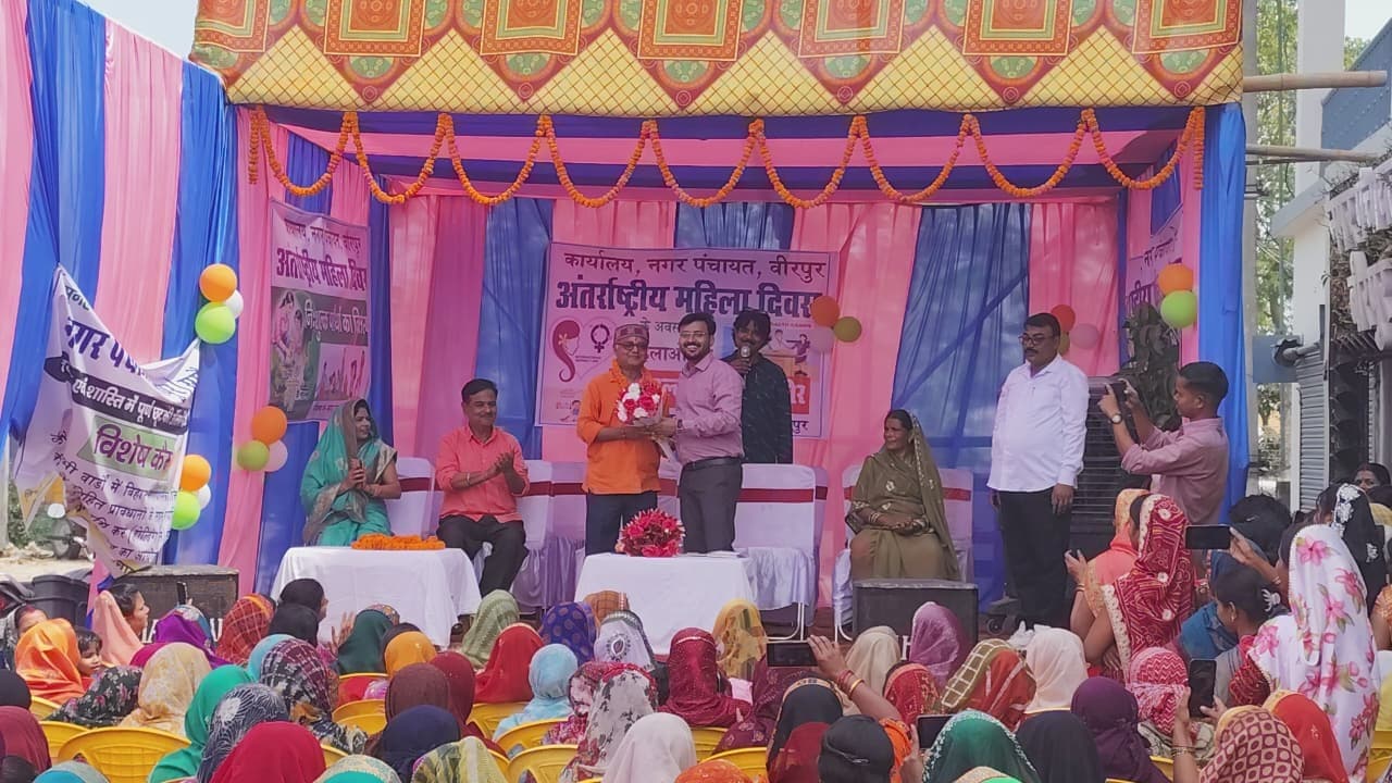 आजीविका महिलाओं के बीच प्रशस्ति पत्र व पौधा का किया वितरण