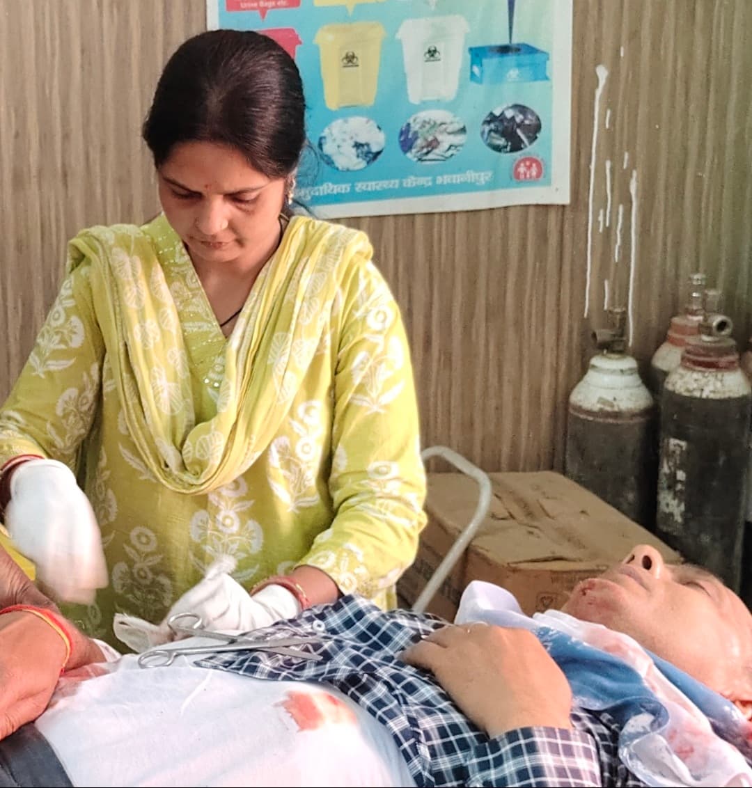 बाइक व ऑटो की सीधी टक्कर में दो बच्चे व युवती गंभीर, रेफर