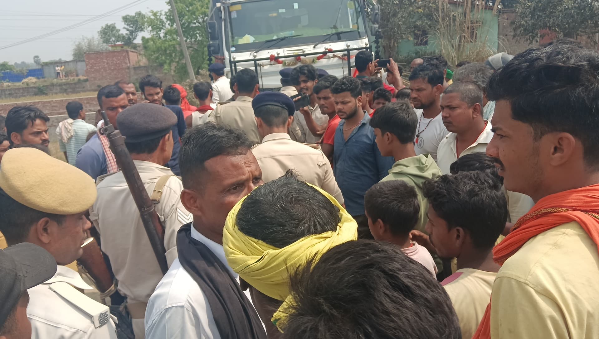 हाइवा के नीचे घसीटता चला गया मजदूर, उड़ गये शरीर के चिथड़े, मौत