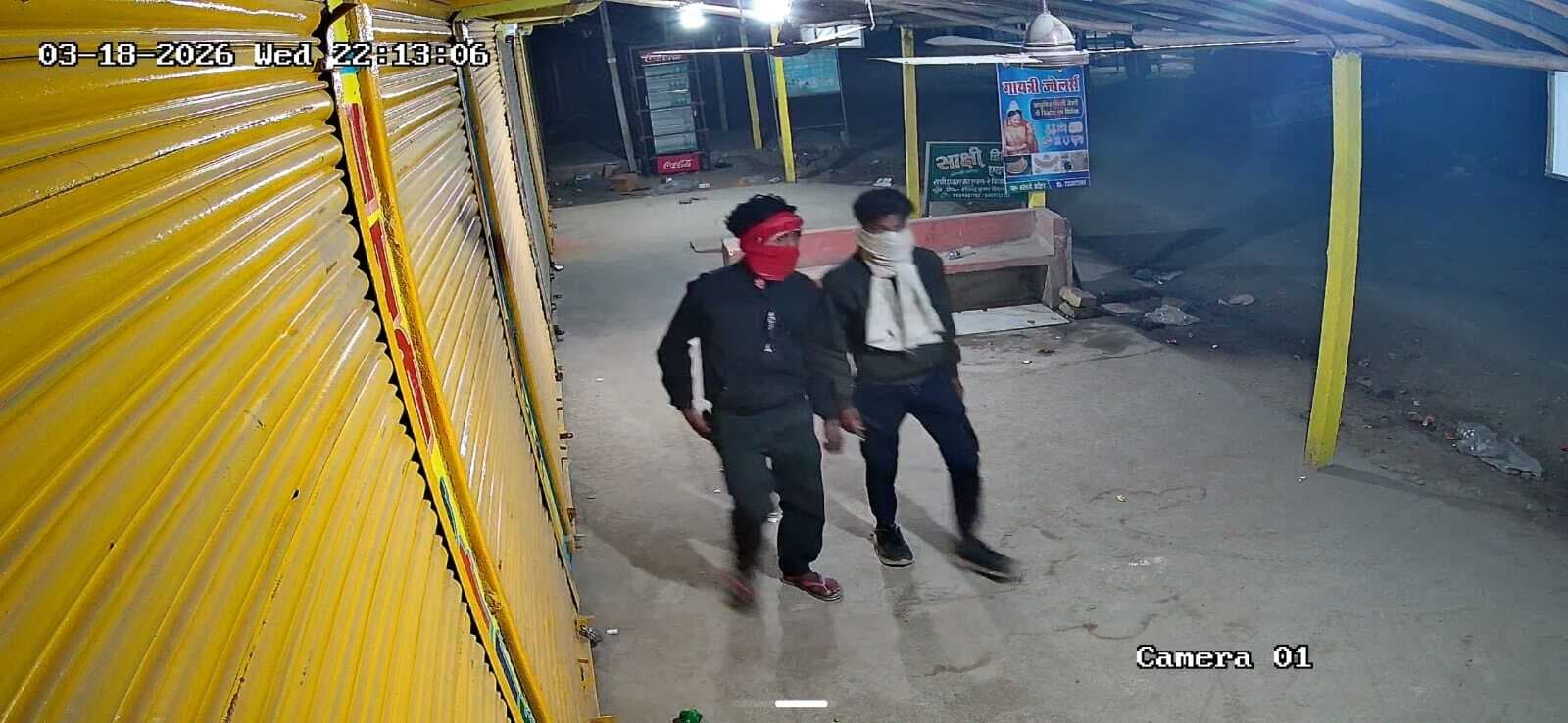 पंखा चुराते सीसीटीवी कैमरा में कैद हुआ चोर