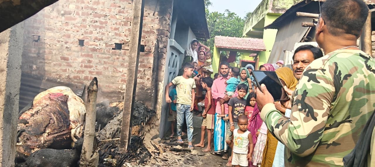 नौरंगा में आग से तीन घर जलकर राख, चार मवेशी झुलसे