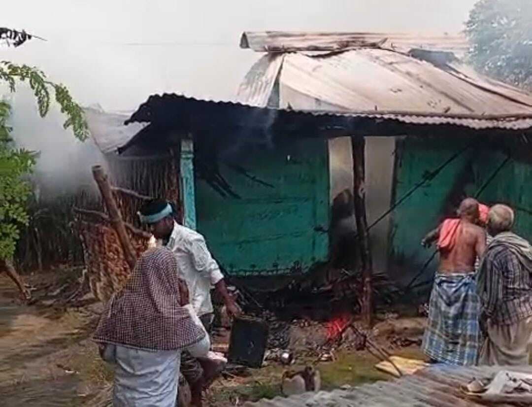 अगलगी से दो सहोदर भाइयों का घर जलकर राख