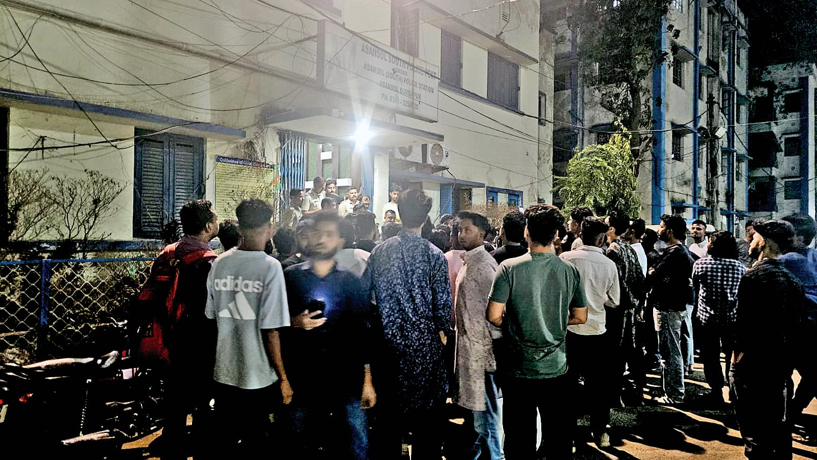 आसनसोल में महिला से मारपीट का आरोप पुलिस अधिकारी के खिलाफ शिकायत