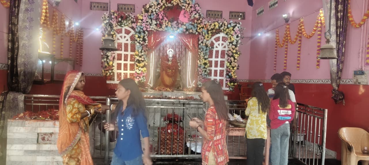 दुर्गा मंदिरों में हुई मां शैलपुत्री की पूजा-अर्चना