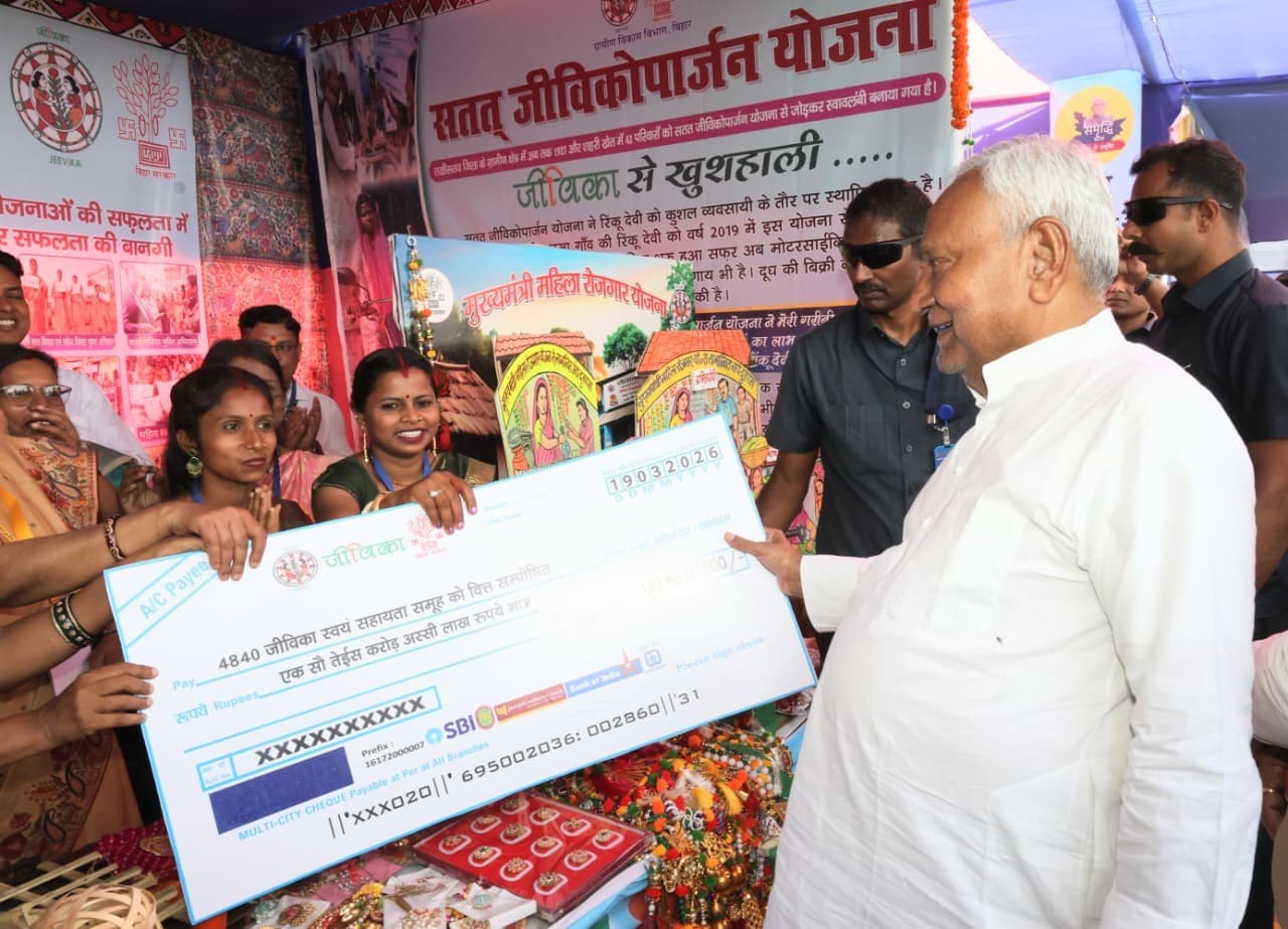 जीविका दीदियों ने मुख्यमंत्री को भेंट की बांस से बनी कलाकृति