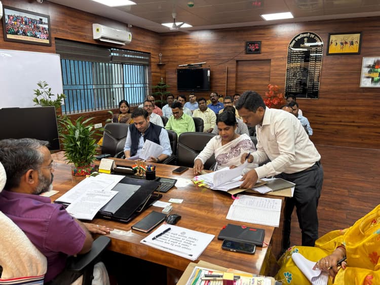 Giridih News :ट्रांसजेंडर समुदाय समान अधिकार के हकदार : डीसी