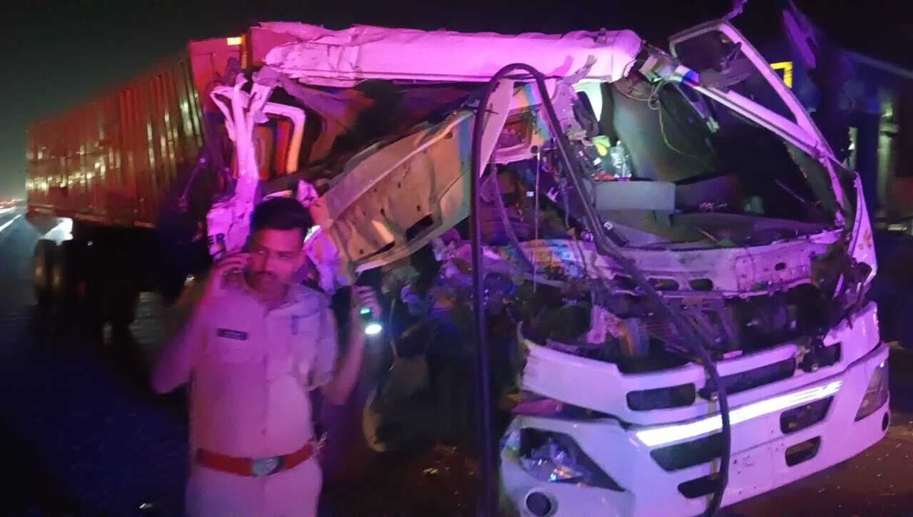 एनएच-19 पर ट्रक व टेलर की भीषण टक्कर, खलासी की मौत व चालक गंभीर