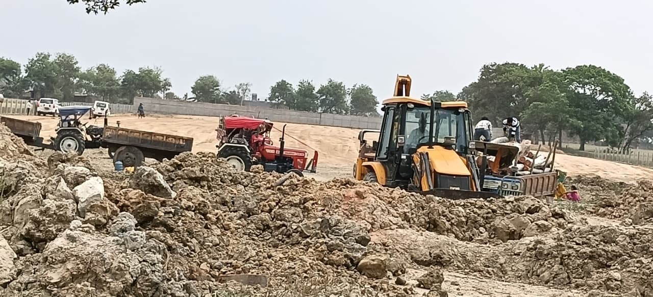 एक तरफ मुआवजा भी आधा, दूसरी तरफ पैसे के लिए यूपी से बिहार की लगा रहे दौड़