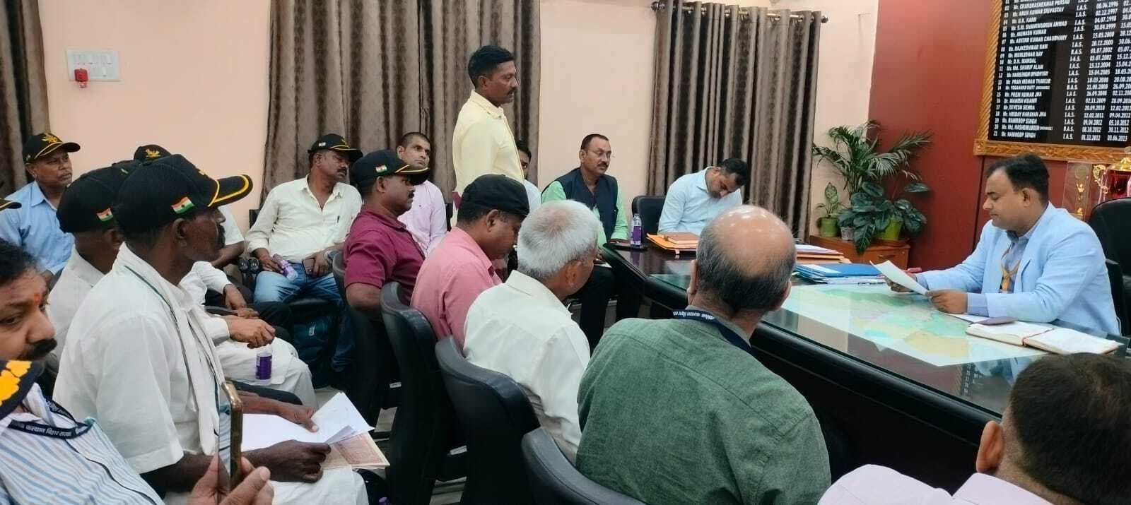 सेवारत व भूतपूर्व सैनिक के समस्या के समाधान करने का डीएम ने दिया निर्देश