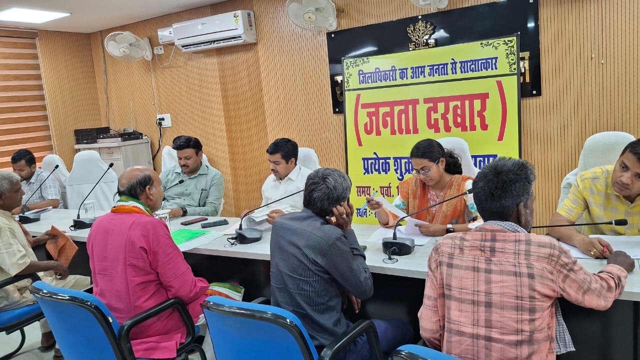 जनता दरबार में 42 मामलों की सुनवाई, डीएम ने दिए त्वरित कार्रवाई के निर्देश