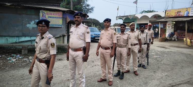 ईद को लेकर विभिन्न क्षेत्रों में निकाला फ्लैग मार्च