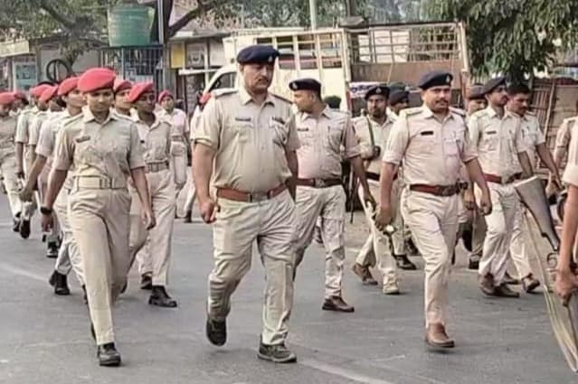 पुलिस ने फ्लैग मार्च निकाल दिया शांति का संदेश