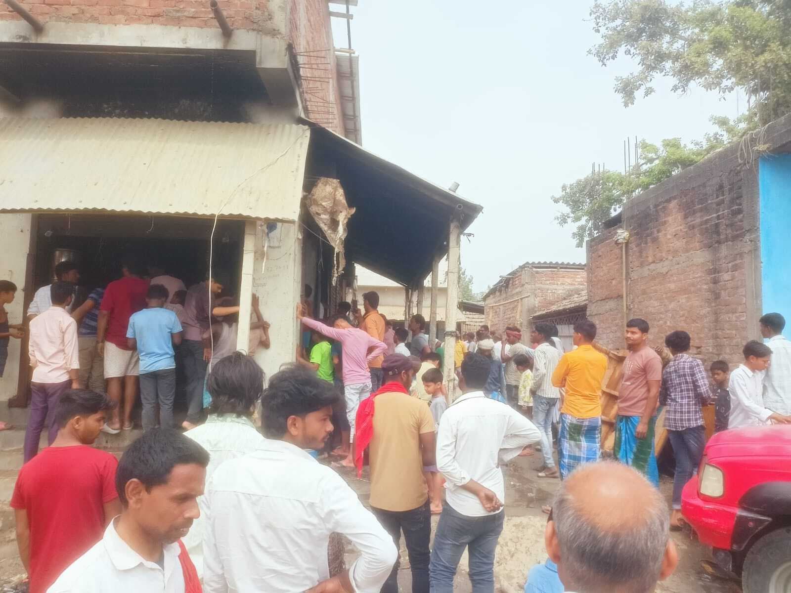 मनसाही हाट चौक पर शॉर्ट सर्किट से लगी आग