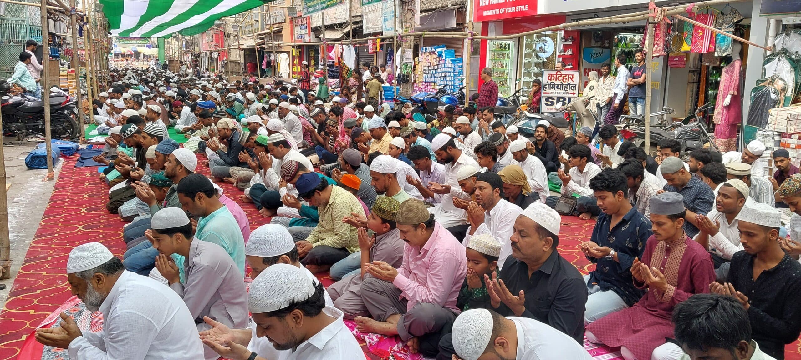 कटिहार में अकीदत के साथ अदा की आखिरी जुम्मे की नमाज