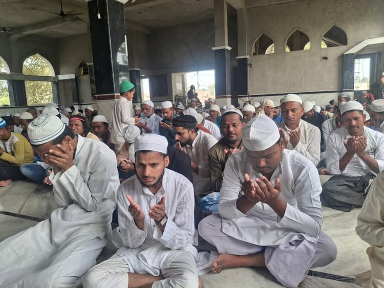 अकीदत  के साथ रोजेदारों ने पढ़ी  अलविदा की नमाज अमन व शांति के लिए आखरी जुमा को लोगो ने मांगी दुआ