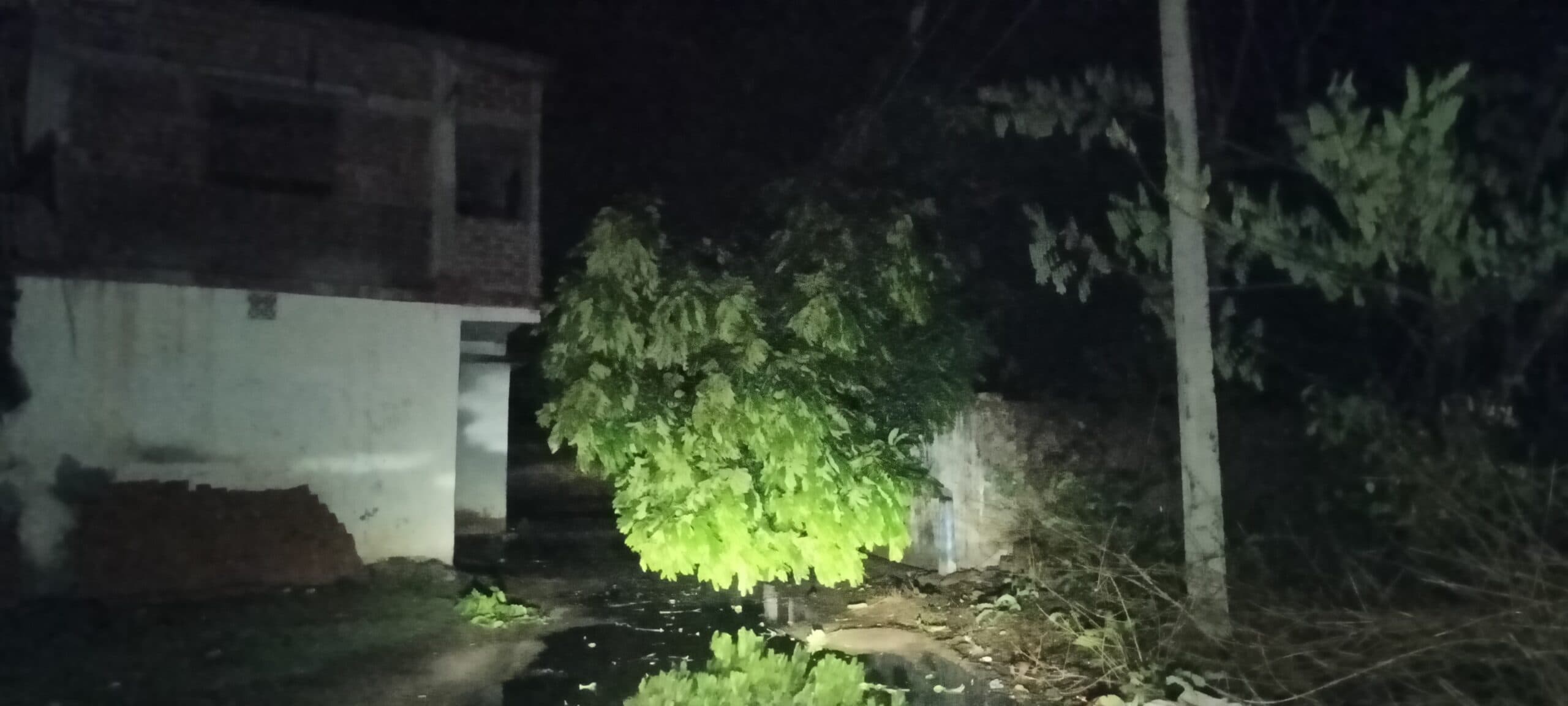 अचानक बदला मौसम: तेज आंधी-बारिश से चितरा में बिजली गुल, जनजीवन प्रभावित