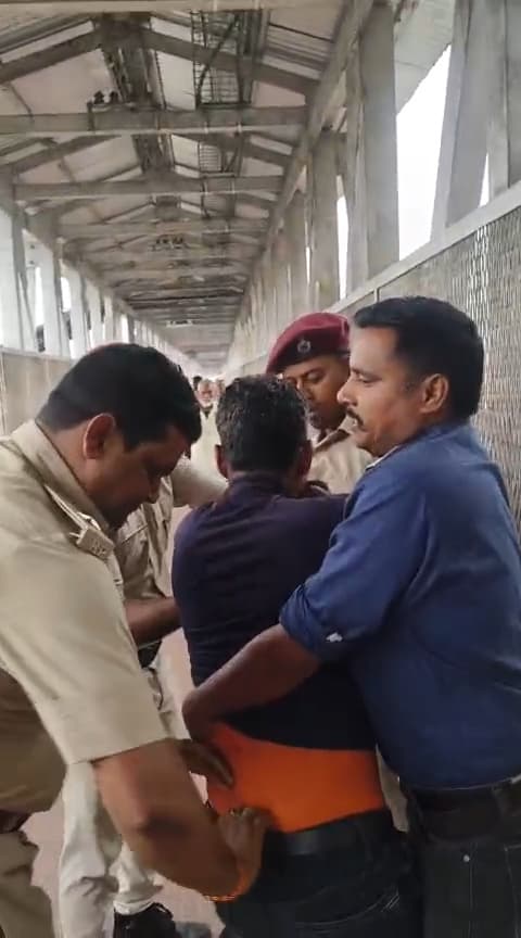 स्टेशन पर छापेमारी करने गई उत्पाद पुलिस व रेल पुलिस में मारपीट, सिपाही घायल