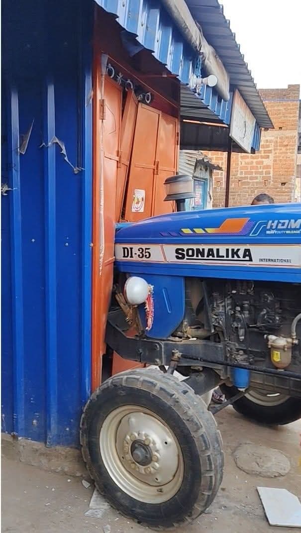 Deoghar news <bha>;</bha> रिखिया क्षेत्र में तेज रफ्तार ट्रैक्टर सैलून में घुसा, एक घायल