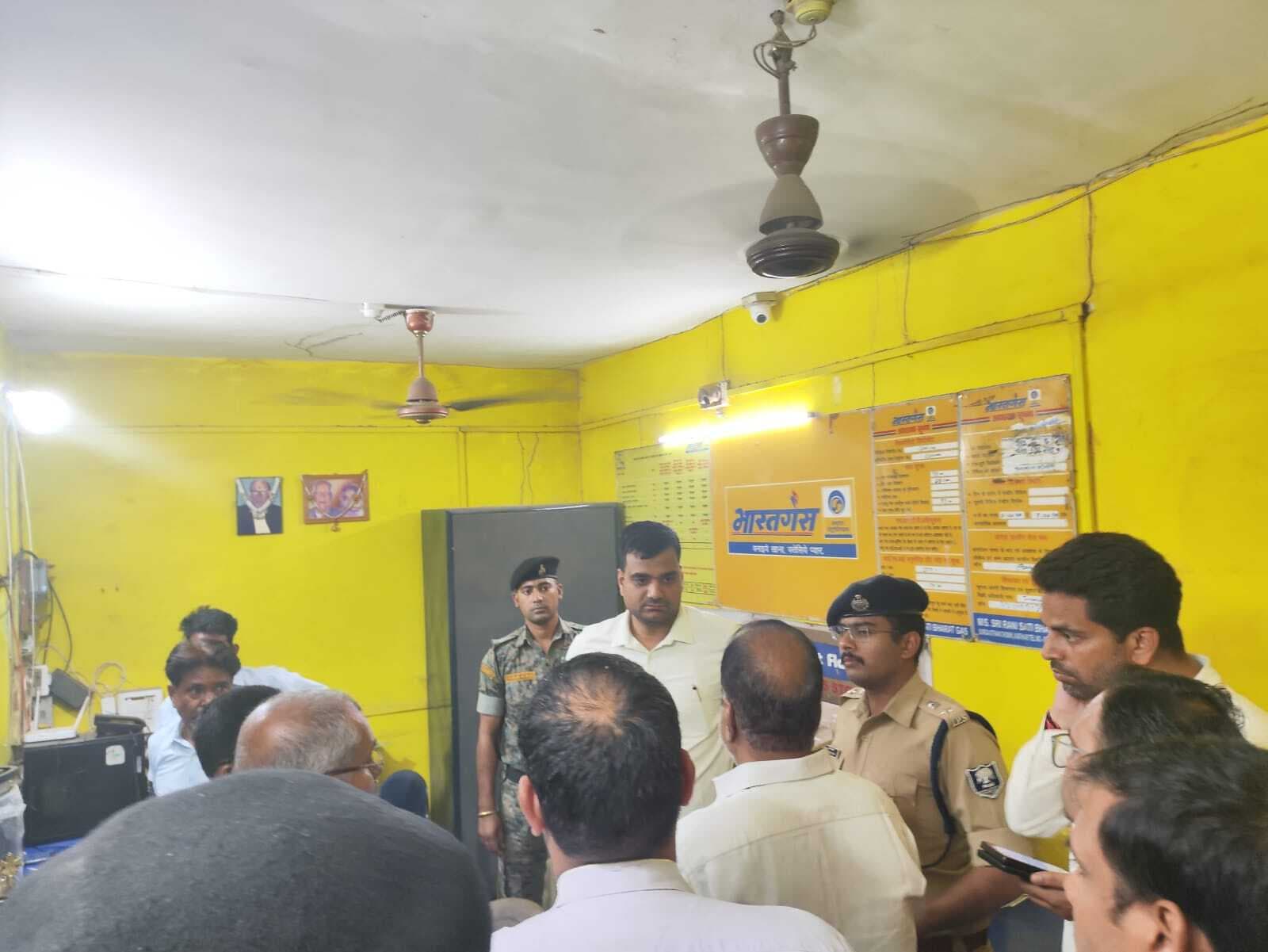 कटिहार में गैस एजेंसी का निरीक्षण, उपभोक्ताओं की समस्या पर प्रशासन सख्त