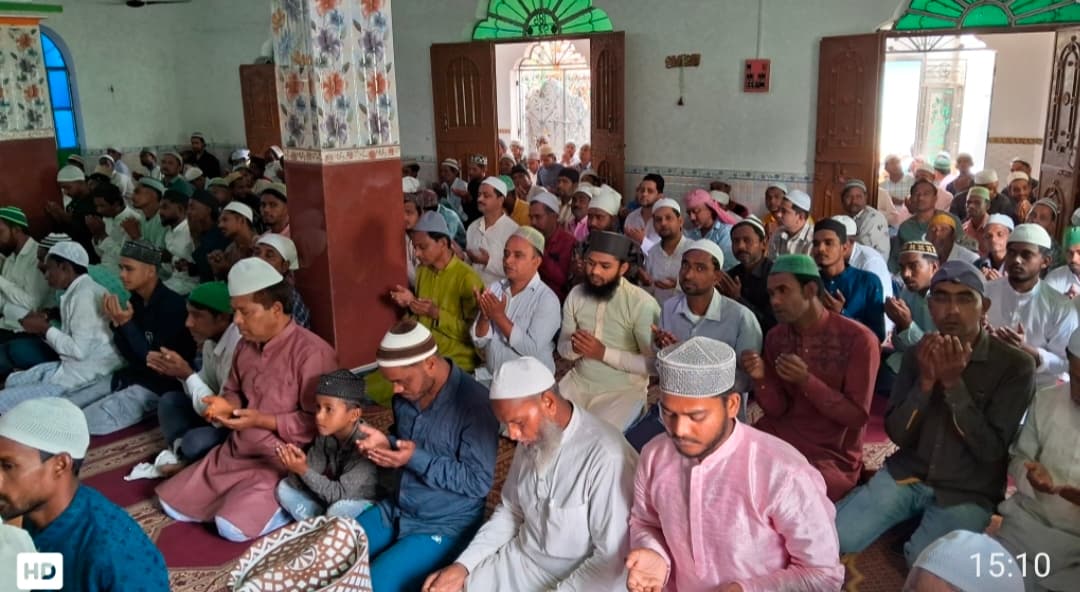 कुंडहित में अदा की गयी अलविदा जुमे की नमाज