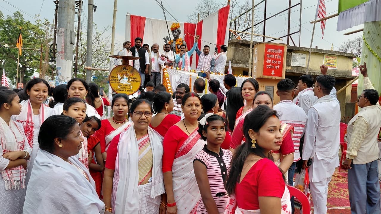 महाराजा मदरा मुंडा की प्रतिमा का अनावरण