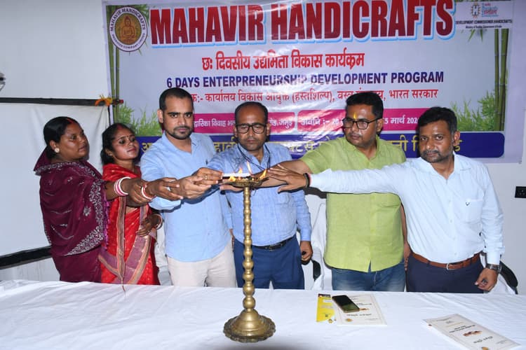 अपने उत्पादों को देश-विदेश तक पहुंचाने के लिए शिल्पकारों को दी गयी जानकारी