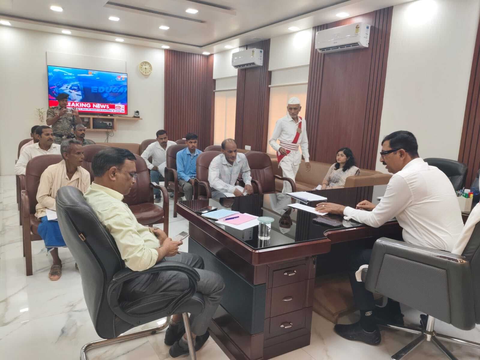 भूमि विवाद मामलों को आपसी समन्वय के साथ निबटाएं : डीएम