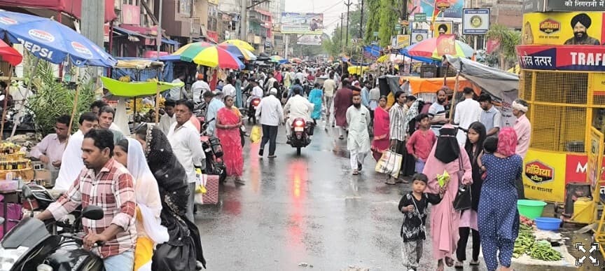 Giridih News :चांद दिखा, ईद उल फितर आज, बाजार में रही चहल पहल