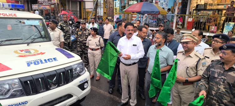 Giridih News :32 पेट्रोलिंग गाड़ियों को मंत्री सुदिव्य सोनू ने दिखायी हरी झंडी