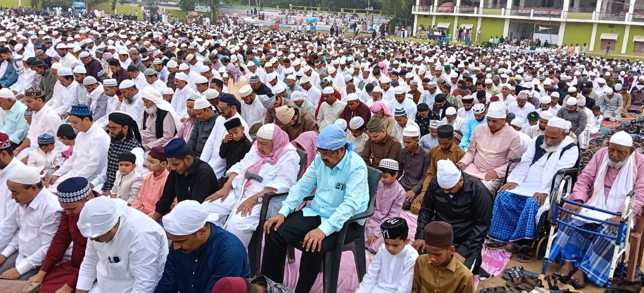 खुदा का सजदा कर गले मिले और फिर कहा ईद मुबारक