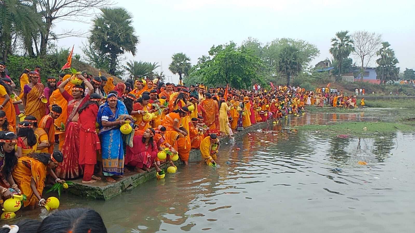 कलश शोभायात्रा के साथ ही पाकुड़िया में विष्णु महायज्ञ शुूरू