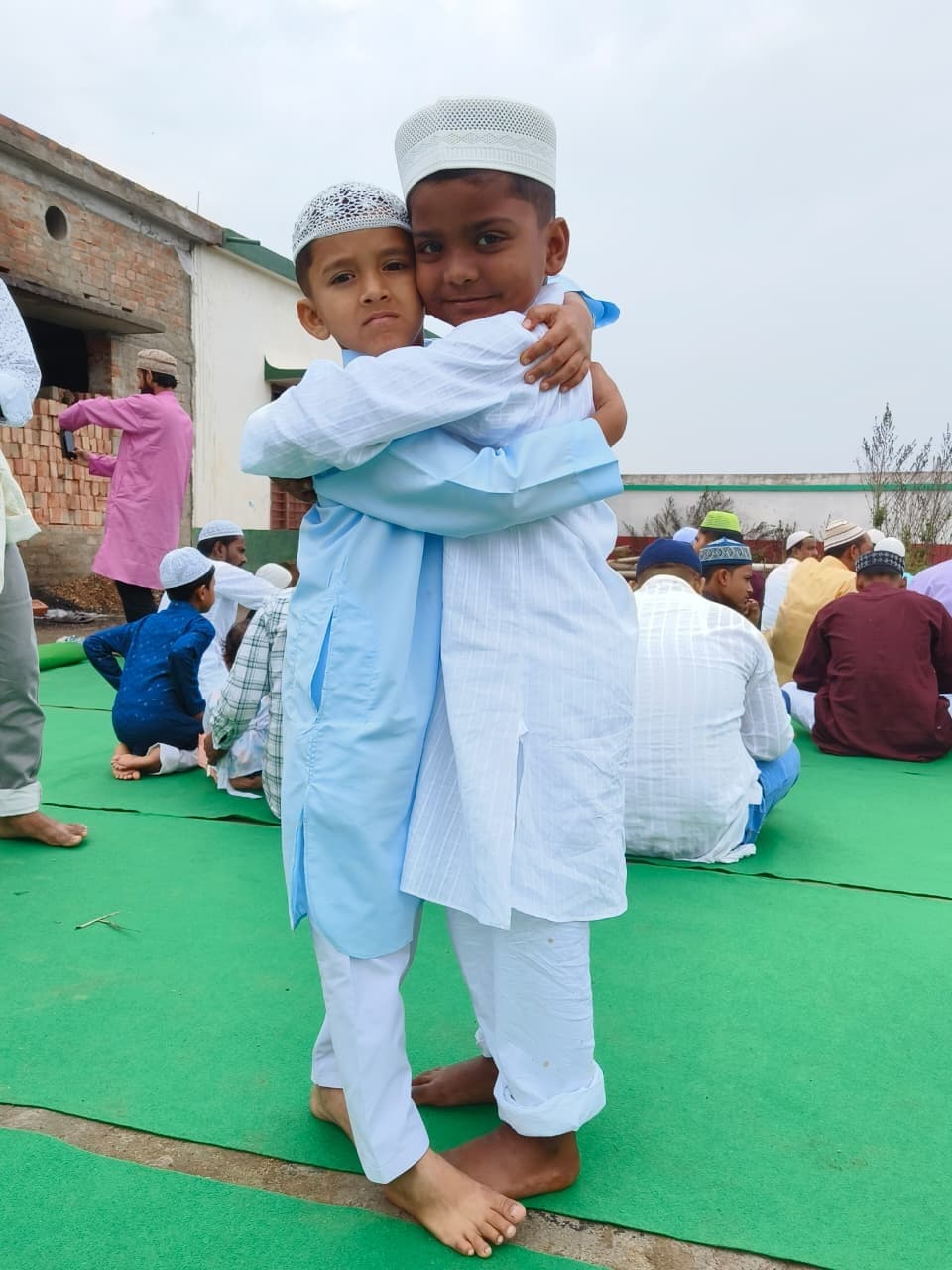 प्रखंडों में भी उत्साह के साथ मनायी गयी ईद, तरक्की के लिए मांगी दुआ