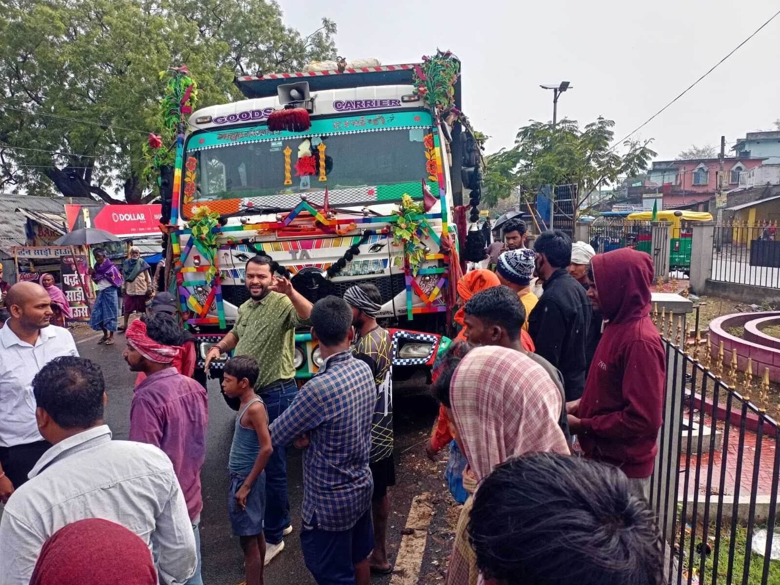 हाइवा व कार में टक्कर, कोई हताहत नहीं