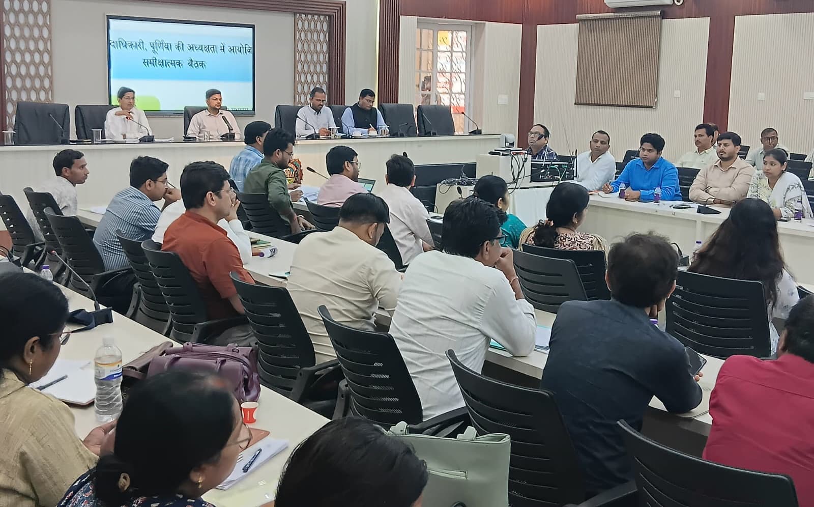 निर्माण कार्यों की धीमी प्रगति में शीघ्र तेजी लायें : डीएम