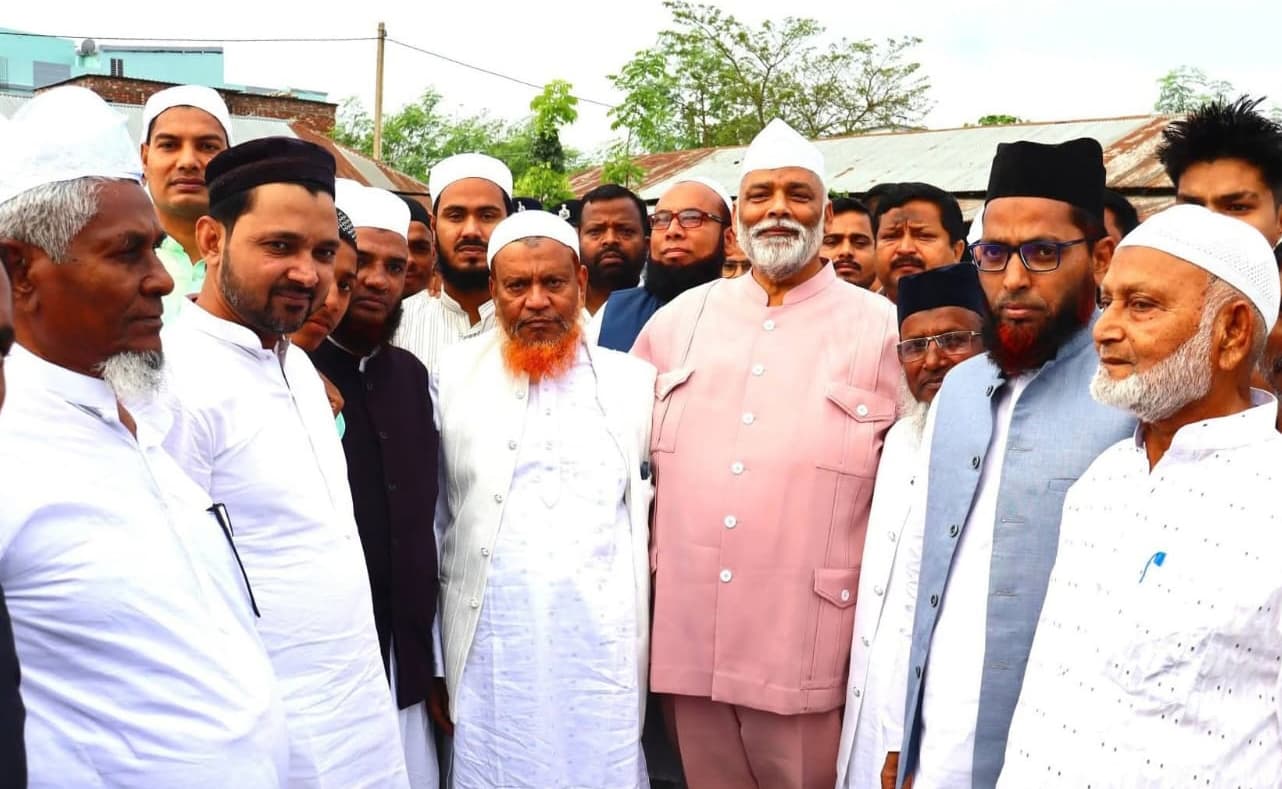 गले मिल सांसद ने दी मुबारकबाद, मांगी अमन व तरक्की की दुआ