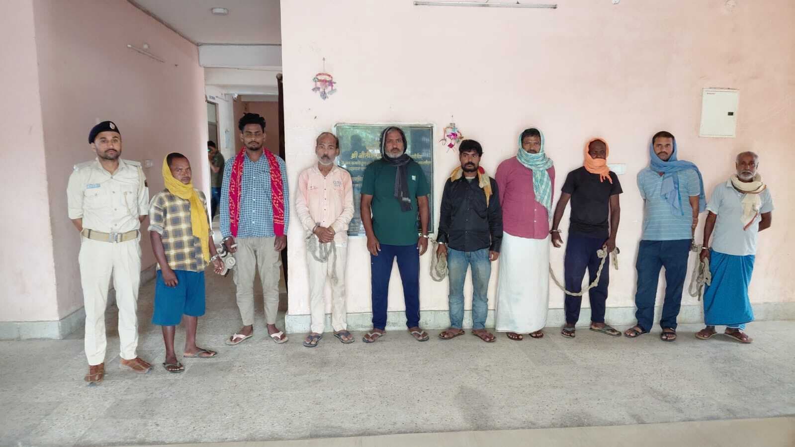 देसी व विदेशी शराब के साथ दो तस्कर व सात शराबी गिरफ्तार